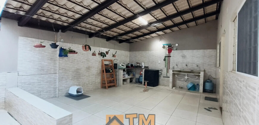 MARAVILHOSA CASA, TODA NA LAJE, COM ESTRUTURA PARA MAIS UM PAVIMENTO, ARMÁRIOS , BEM LOCALIZADA, PINTURA NOVA, PRONTA PARA MORAR! NO BAIRRO RESIDENCIAL OESTE, EM SÃO SEBASTIÃO/DF.