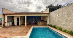 Maravilhosa Casa, Nova, Moderna, com Fino Acabamento, Armários Planejados, na Laje, no Condomínio Villages do Sol, Jardim Botânico /DF. Próxima ao condomínio Quintas dos Ipês.