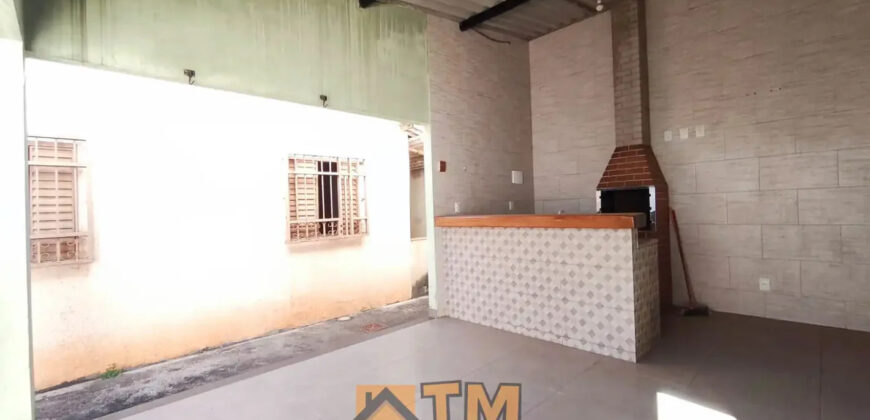 CASA COM 3 QUARTOS, EXCELENTE LOCALIZAÇÃO, NASCENTE, ARMÁRIOS , CHURRASQUEIRA, PROXIMA A ADMINISTRAÇÃO REGIONAL, NO BAIRRO RESIDENCIAL OESTE, EM SÃO SEBASTIÃO/DF.