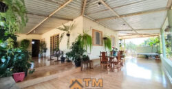 CHÁCARA DE 2.5 HECTARES NO CAFÉ SEM TROCO. 1° CASA COM 2 QUARTOS, SALA, COZINHA E BANHEIRO. 2° CASA COM 4 QUARTOS SENDO 2 SUÍTES, SALA, COPA, COZINHA, BANHEIRO SOCIAL, ÁREA DE SERVIÇO, VARANDA NA LATERAIS.