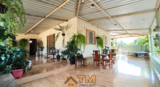 CHÁCARA DE 2.5 HECTARES NO CAFÉ SEM TROCO. 1° CASA COM 2 QUARTOS, SALA, COZINHA E BANHEIRO. 2° CASA COM 4 QUARTOS SENDO 2 SUÍTES, SALA, COPA, COZINHA, BANHEIRO SOCIAL, ÁREA DE SERVIÇO, VARANDA NA LATERAIS.