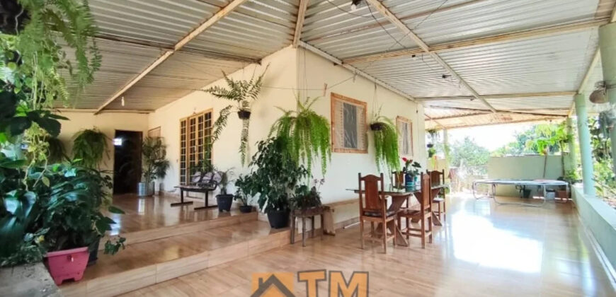 CHÁCARA DE 2.5 HECTARES NO CAFÉ SEM TROCO. 1° CASA COM 2 QUARTOS, SALA, COZINHA E BANHEIRO. 2° CASA COM 4 QUARTOS SENDO 2 SUÍTES, SALA, COPA, COZINHA, BANHEIRO SOCIAL, ÁREA DE SERVIÇO, VARANDA NA LATERAIS.