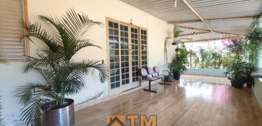 CHÁCARA DE 2.5 HECTARES NO CAFÉ SEM TROCO. 1° CASA COM 2 QUARTOS, SALA, COZINHA E BANHEIRO. 2° CASA COM 4 QUARTOS SENDO 2 SUÍTES, SALA, COPA, COZINHA, BANHEIRO SOCIAL, ÁREA DE SERVIÇO, VARANDA NA LATERAIS.