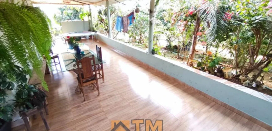 CHÁCARA DE 2.5 HECTARES NO CAFÉ SEM TROCO. 1° CASA COM 2 QUARTOS, SALA, COZINHA E BANHEIRO. 2° CASA COM 4 QUARTOS SENDO 2 SUÍTES, SALA, COPA, COZINHA, BANHEIRO SOCIAL, ÁREA DE SERVIÇO, VARANDA NA LATERAIS.