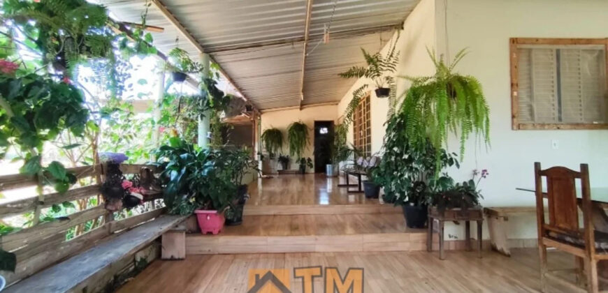 CHÁCARA DE 2.5 HECTARES NO CAFÉ SEM TROCO. 1° CASA COM 2 QUARTOS, SALA, COZINHA E BANHEIRO. 2° CASA COM 4 QUARTOS SENDO 2 SUÍTES, SALA, COPA, COZINHA, BANHEIRO SOCIAL, ÁREA DE SERVIÇO, VARANDA NA LATERAIS.