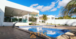 Conquiste seu novo lar no Condomínio Ouro Vermelho I, no bairro Jardim Botânico, em Brasília. Uma linda casa de 600m², moderna e espaçosa, que une conforto, praticidade e um estilo de vida exclusivo para você e sua família. Aproveite o melhor de morar em uma residência com amplas suítes e uma infraestrutura completa de lazer.