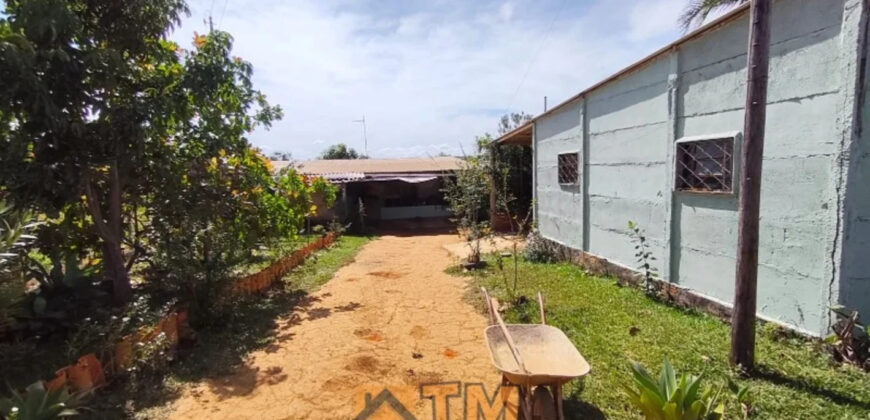CHÁCARA DE 2.5 HECTARES NO CAFÉ SEM TROCO. 1° CASA COM 2 QUARTOS, SALA, COZINHA E BANHEIRO. 2° CASA COM 4 QUARTOS SENDO 2 SUÍTES, SALA, COPA, COZINHA, BANHEIRO SOCIAL, ÁREA DE SERVIÇO, VARANDA NA LATERAIS.
