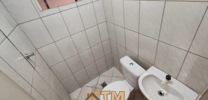CASA COM 3 QUARTOS, EXCELENTE LOCALIZAÇÃO, NASCENTE, ARMÁRIOS , CHURRASQUEIRA, PROXIMA A ADMINISTRAÇÃO REGIONAL, NO BAIRRO RESIDENCIAL OESTE, EM SÃO SEBASTIÃO/DF.