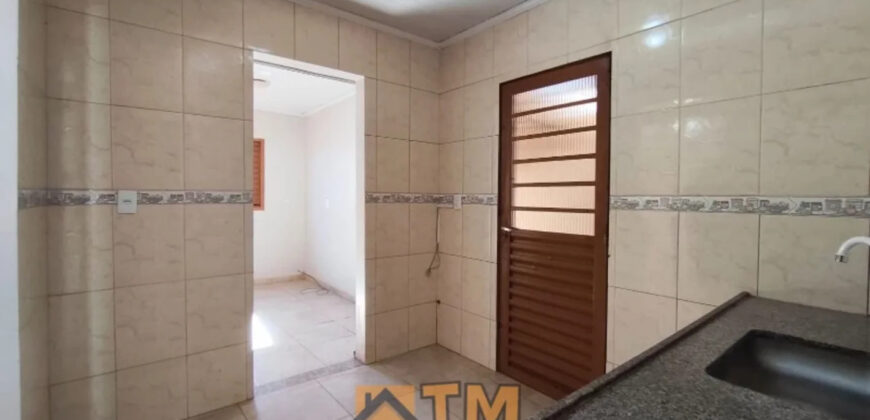 CASA COM 3 QUARTOS, EXCELENTE LOCALIZAÇÃO, NASCENTE, ARMÁRIOS , CHURRASQUEIRA, PROXIMA A ADMINISTRAÇÃO REGIONAL, NO BAIRRO RESIDENCIAL OESTE, EM SÃO SEBASTIÃO/DF.