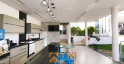 Conquiste seu novo lar no Condomínio Ouro Vermelho I, no bairro Jardim Botânico, em Brasília. Uma linda casa de 600m², moderna e espaçosa, que une conforto, praticidade e um estilo de vida exclusivo para você e sua família. Aproveite o melhor de morar em uma residência com amplas suítes e uma infraestrutura completa de lazer.