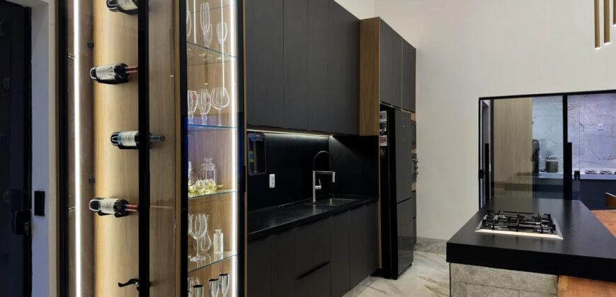 MARAVILHOSA CASA, NOVA DE ALTO PADRÃO, SOFISTICAÇÃO, CONFORTO E MODERNIDADE APRESENTAMOS ESTA BELÍSSIMA RESIDÊNCIA, PROJETADA PARA QUEM BUSCA EXCLUSIVIDADE, CONFORTO E UM ACABAMENTO IMPECÁVEL.