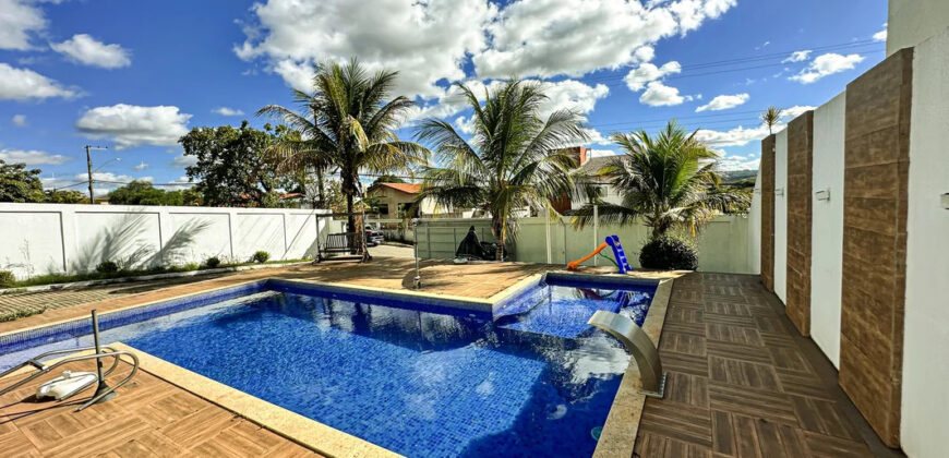 Conquiste seu novo lar no Condomínio Ouro Vermelho I, no bairro Jardim Botânico, em Brasília. Uma linda casa de 600m², moderna e espaçosa, que une conforto, praticidade e um estilo de vida exclusivo para você e sua família. Aproveite o melhor de morar em uma residência com amplas suítes e uma infraestrutura completa de lazer.