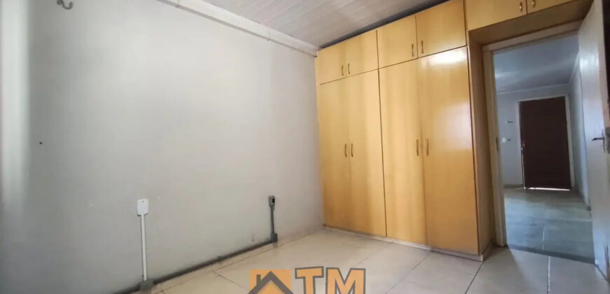 CASA COM 3 QUARTOS, EXCELENTE LOCALIZAÇÃO, NASCENTE, ARMÁRIOS , CHURRASQUEIRA, PROXIMA A ADMINISTRAÇÃO REGIONAL, NO BAIRRO RESIDENCIAL OESTE, EM SÃO SEBASTIÃO/DF.