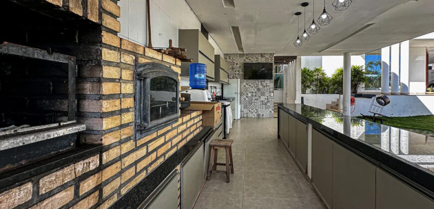 Conquiste seu novo lar no Condomínio Ouro Vermelho I, no bairro Jardim Botânico, em Brasília. Uma linda casa de 600m², moderna e espaçosa, que une conforto, praticidade e um estilo de vida exclusivo para você e sua família. Aproveite o melhor de morar em uma residência com amplas suítes e uma infraestrutura completa de lazer.