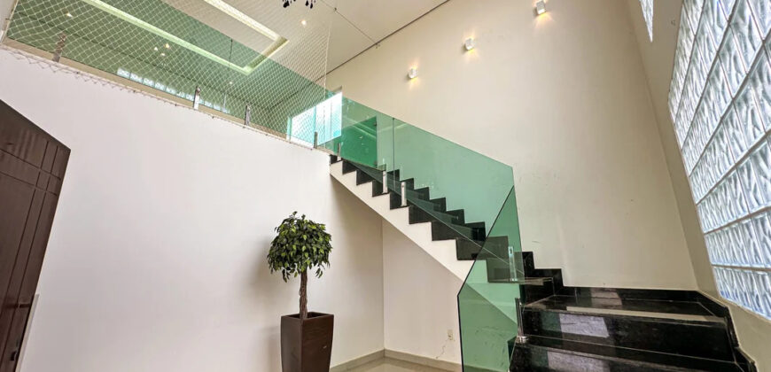 Conquiste seu novo lar no Condomínio Ouro Vermelho I, no bairro Jardim Botânico, em Brasília. Uma linda casa de 600m², moderna e espaçosa, que une conforto, praticidade e um estilo de vida exclusivo para você e sua família. Aproveite o melhor de morar em uma residência com amplas suítes e uma infraestrutura completa de lazer.