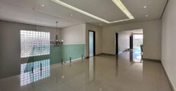 Conquiste seu novo lar no Condomínio Ouro Vermelho I, no bairro Jardim Botânico, em Brasília. Uma linda casa de 600m², moderna e espaçosa, que une conforto, praticidade e um estilo de vida exclusivo para você e sua família. Aproveite o melhor de morar em uma residência com amplas suítes e uma infraestrutura completa de lazer.