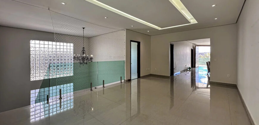 Conquiste seu novo lar no Condomínio Ouro Vermelho I, no bairro Jardim Botânico, em Brasília. Uma linda casa de 600m², moderna e espaçosa, que une conforto, praticidade e um estilo de vida exclusivo para você e sua família. Aproveite o melhor de morar em uma residência com amplas suítes e uma infraestrutura completa de lazer.