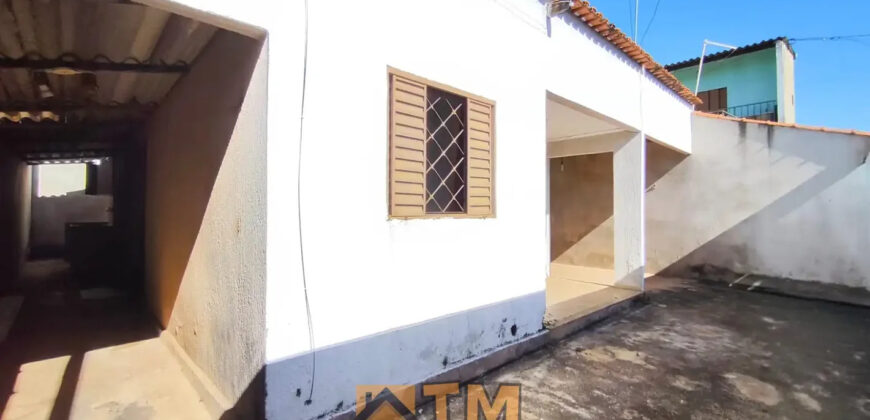 CASA COM 3 QUARTOS, EXCELENTE LOCALIZAÇÃO, NASCENTE, ARMÁRIOS , CHURRASQUEIRA, PROXIMA A ADMINISTRAÇÃO REGIONAL, NO BAIRRO RESIDENCIAL OESTE, EM SÃO SEBASTIÃO/DF.
