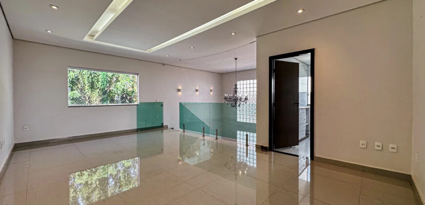 Conquiste seu novo lar no Condomínio Ouro Vermelho I, no bairro Jardim Botânico, em Brasília. Uma linda casa de 600m², moderna e espaçosa, que une conforto, praticidade e um estilo de vida exclusivo para você e sua família. Aproveite o melhor de morar em uma residência com amplas suítes e uma infraestrutura completa de lazer.