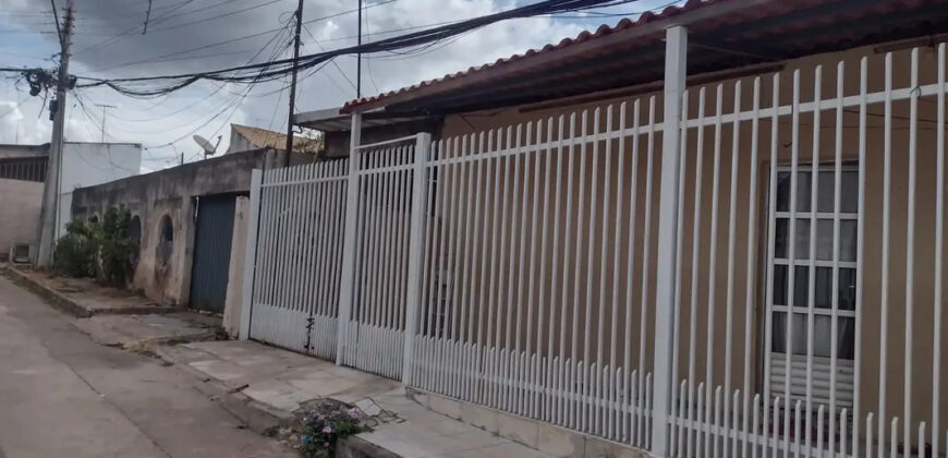 INVESTIR OU MORAR SÃO 2 CASAS NO MESMO LOTE, NO SETOR TRADICIONAL, EM SÃO SEBASTIÃO/DF