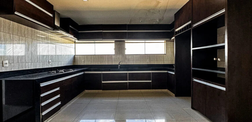Conquiste seu novo lar no Condomínio Ouro Vermelho I, no bairro Jardim Botânico, em Brasília. Uma linda casa de 600m², moderna e espaçosa, que une conforto, praticidade e um estilo de vida exclusivo para você e sua família. Aproveite o melhor de morar em uma residência com amplas suítes e uma infraestrutura completa de lazer.
