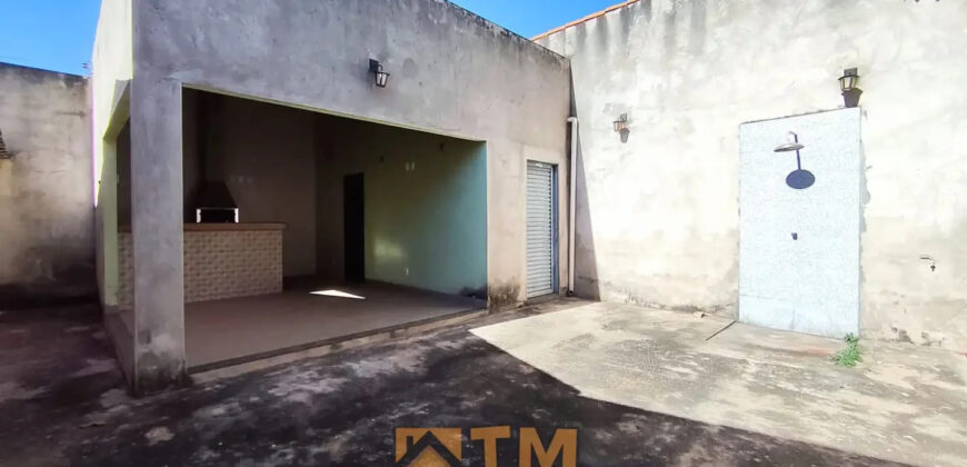 CASA COM 3 QUARTOS, EXCELENTE LOCALIZAÇÃO, NASCENTE, ARMÁRIOS , CHURRASQUEIRA, PROXIMA A ADMINISTRAÇÃO REGIONAL, NO BAIRRO RESIDENCIAL OESTE, EM SÃO SEBASTIÃO/DF.