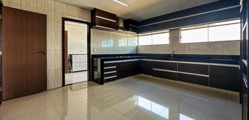 Conquiste seu novo lar no Condomínio Ouro Vermelho I, no bairro Jardim Botânico, em Brasília. Uma linda casa de 600m², moderna e espaçosa, que une conforto, praticidade e um estilo de vida exclusivo para você e sua família. Aproveite o melhor de morar em uma residência com amplas suítes e uma infraestrutura completa de lazer.