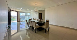 Conquiste seu novo lar no Condomínio Ouro Vermelho I, no bairro Jardim Botânico, em Brasília. Uma linda casa de 600m², moderna e espaçosa, que une conforto, praticidade e um estilo de vida exclusivo para você e sua família. Aproveite o melhor de morar em uma residência com amplas suítes e uma infraestrutura completa de lazer.