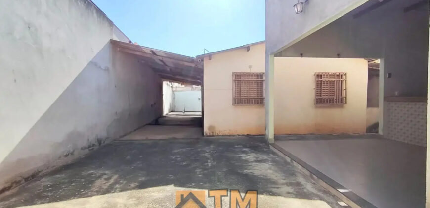 CASA COM 3 QUARTOS, EXCELENTE LOCALIZAÇÃO, NASCENTE, ARMÁRIOS , CHURRASQUEIRA, PROXIMA A ADMINISTRAÇÃO REGIONAL, NO BAIRRO RESIDENCIAL OESTE, EM SÃO SEBASTIÃO/DF.