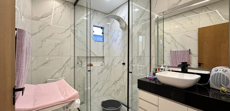 MARAVILHOSA CASA, NOVA DE ALTO PADRÃO, SOFISTICAÇÃO, CONFORTO E MODERNIDADE APRESENTAMOS ESTA BELÍSSIMA RESIDÊNCIA, PROJETADA PARA QUEM BUSCA EXCLUSIVIDADE, CONFORTO E UM ACABAMENTO IMPECÁVEL.