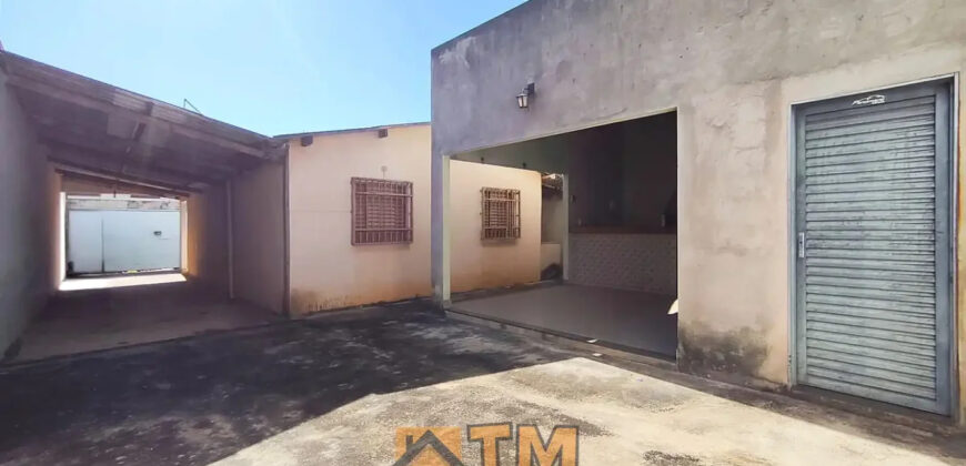 CASA COM 3 QUARTOS, EXCELENTE LOCALIZAÇÃO, NASCENTE, ARMÁRIOS , CHURRASQUEIRA, PROXIMA A ADMINISTRAÇÃO REGIONAL, NO BAIRRO RESIDENCIAL OESTE, EM SÃO SEBASTIÃO/DF.