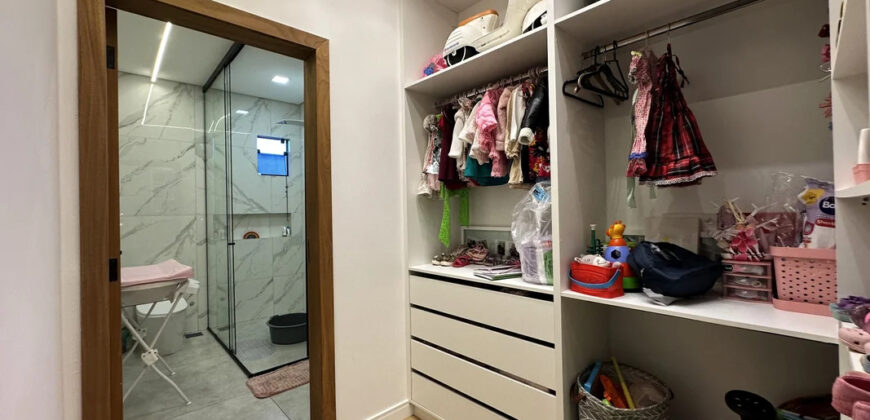 MARAVILHOSA CASA, NOVA DE ALTO PADRÃO, SOFISTICAÇÃO, CONFORTO E MODERNIDADE APRESENTAMOS ESTA BELÍSSIMA RESIDÊNCIA, PROJETADA PARA QUEM BUSCA EXCLUSIVIDADE, CONFORTO E UM ACABAMENTO IMPECÁVEL.
