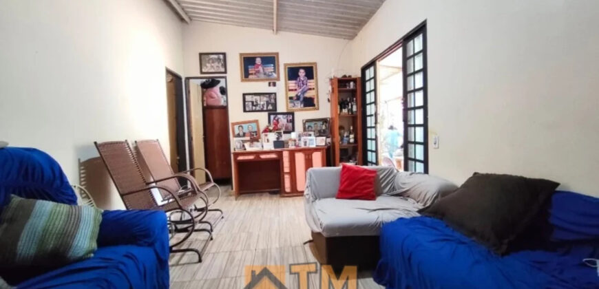 CHÁCARA DE 2.5 HECTARES NO CAFÉ SEM TROCO. 1° CASA COM 2 QUARTOS, SALA, COZINHA E BANHEIRO. 2° CASA COM 4 QUARTOS SENDO 2 SUÍTES, SALA, COPA, COZINHA, BANHEIRO SOCIAL, ÁREA DE SERVIÇO, VARANDA NA LATERAIS.