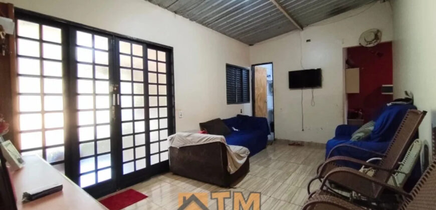 CHÁCARA DE 2.5 HECTARES NO CAFÉ SEM TROCO. 1° CASA COM 2 QUARTOS, SALA, COZINHA E BANHEIRO. 2° CASA COM 4 QUARTOS SENDO 2 SUÍTES, SALA, COPA, COZINHA, BANHEIRO SOCIAL, ÁREA DE SERVIÇO, VARANDA NA LATERAIS.