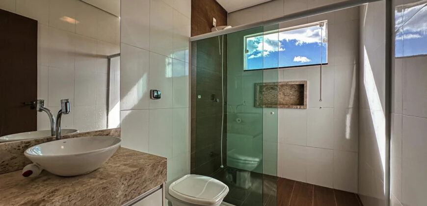 Conquiste seu novo lar no Condomínio Ouro Vermelho I, no bairro Jardim Botânico, em Brasília. Uma linda casa de 600m², moderna e espaçosa, que une conforto, praticidade e um estilo de vida exclusivo para você e sua família. Aproveite o melhor de morar em uma residência com amplas suítes e uma infraestrutura completa de lazer.