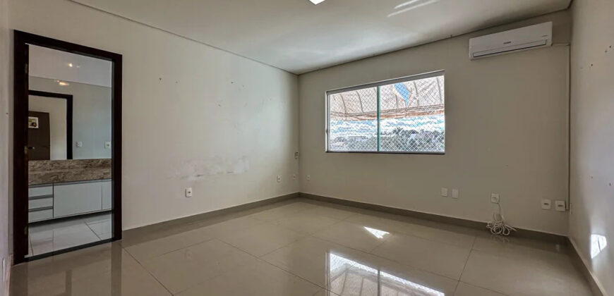 Conquiste seu novo lar no Condomínio Ouro Vermelho I, no bairro Jardim Botânico, em Brasília. Uma linda casa de 600m², moderna e espaçosa, que une conforto, praticidade e um estilo de vida exclusivo para você e sua família. Aproveite o melhor de morar em uma residência com amplas suítes e uma infraestrutura completa de lazer.