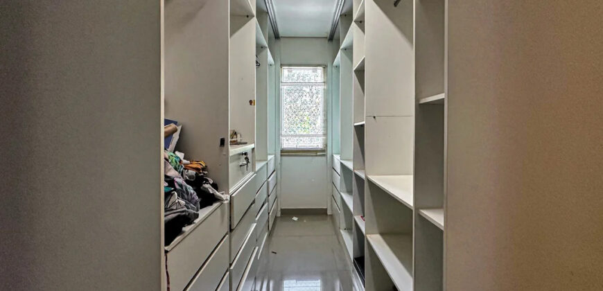 Conquiste seu novo lar no Condomínio Ouro Vermelho I, no bairro Jardim Botânico, em Brasília. Uma linda casa de 600m², moderna e espaçosa, que une conforto, praticidade e um estilo de vida exclusivo para você e sua família. Aproveite o melhor de morar em uma residência com amplas suítes e uma infraestrutura completa de lazer.