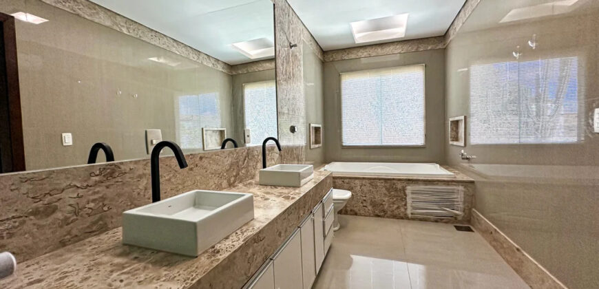 Conquiste seu novo lar no Condomínio Ouro Vermelho I, no bairro Jardim Botânico, em Brasília. Uma linda casa de 600m², moderna e espaçosa, que une conforto, praticidade e um estilo de vida exclusivo para você e sua família. Aproveite o melhor de morar em uma residência com amplas suítes e uma infraestrutura completa de lazer.