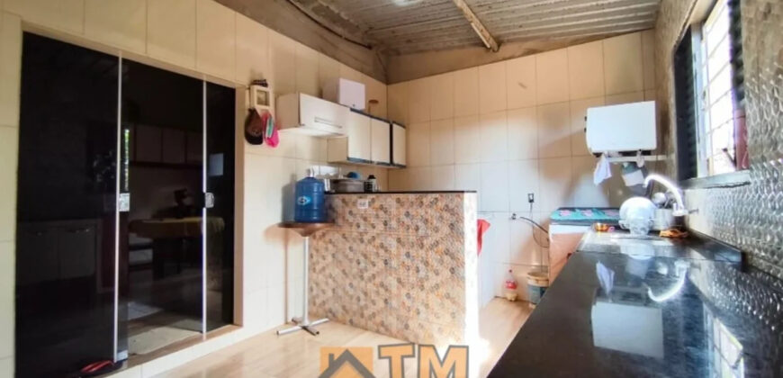 CHÁCARA DE 2.5 HECTARES NO CAFÉ SEM TROCO. 1° CASA COM 2 QUARTOS, SALA, COZINHA E BANHEIRO. 2° CASA COM 4 QUARTOS SENDO 2 SUÍTES, SALA, COPA, COZINHA, BANHEIRO SOCIAL, ÁREA DE SERVIÇO, VARANDA NA LATERAIS.