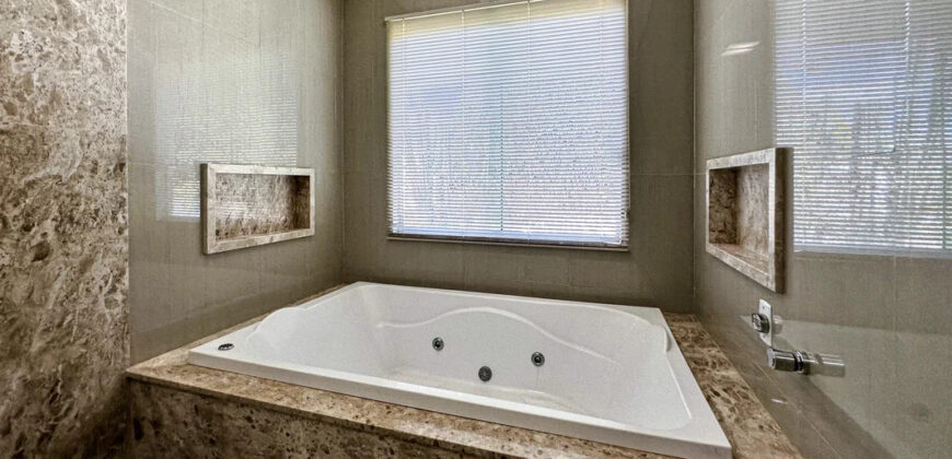 Conquiste seu novo lar no Condomínio Ouro Vermelho I, no bairro Jardim Botânico, em Brasília. Uma linda casa de 600m², moderna e espaçosa, que une conforto, praticidade e um estilo de vida exclusivo para você e sua família. Aproveite o melhor de morar em uma residência com amplas suítes e uma infraestrutura completa de lazer.